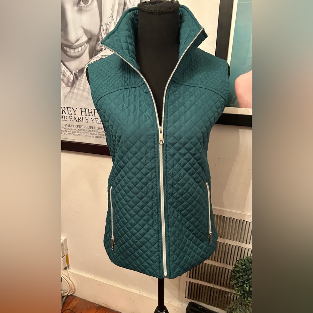 SOLD - Beautiful Emerald Green quilted vest in a Classic style 🤩